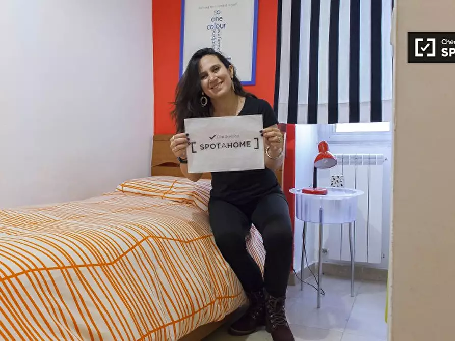 Immagine 2 di Camera condivisa in affitto  in Via Francesco Amici a Roma