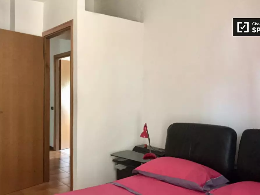 Immagine 2 di Camera condivisa in affitto  in Via di Trigoria, 00128 Selcetta RM, Italy a Roma