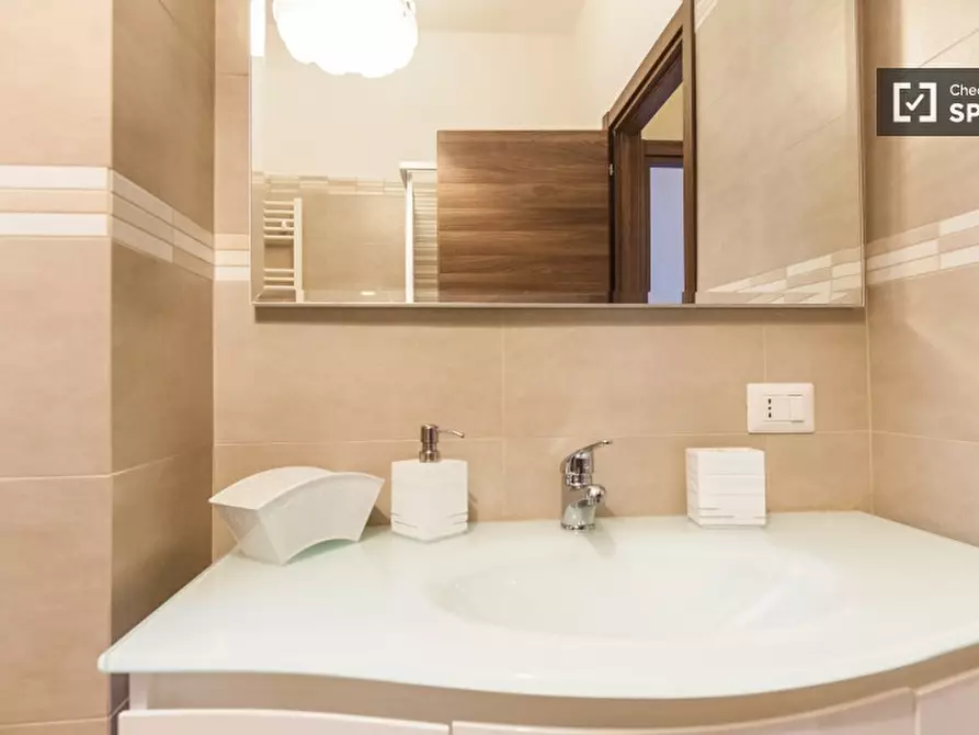 Immagine 14 di Camera condivisa in affitto  in Via Zanobini a Roma