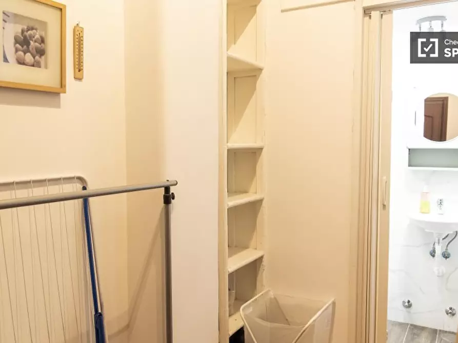 Immagine 12 di Camera condivisa in affitto  in Via Vetulonia a Roma