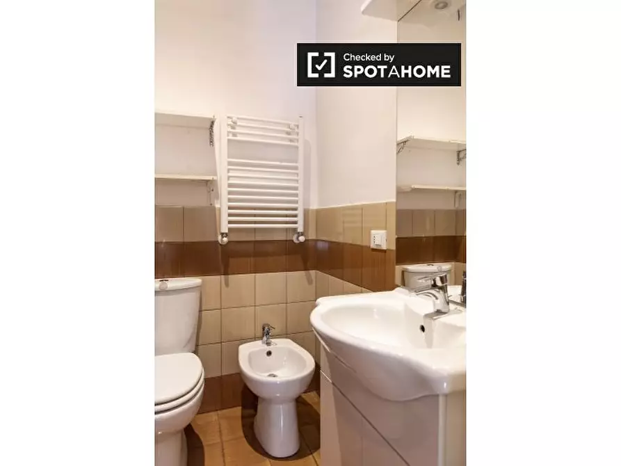 Immagine 4 di Camera condivisa in affitto  in Viale Regina Margherita a Roma