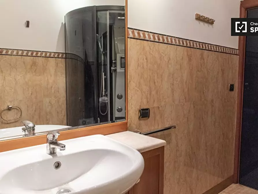 Immagine 10 di Camera condivisa in affitto  in Via Tigrè a Roma