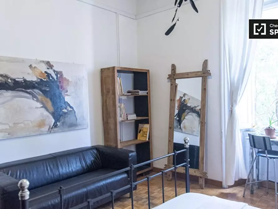 Immagine 2 di Camera condivisa in affitto  in Viale Glorioso a Roma