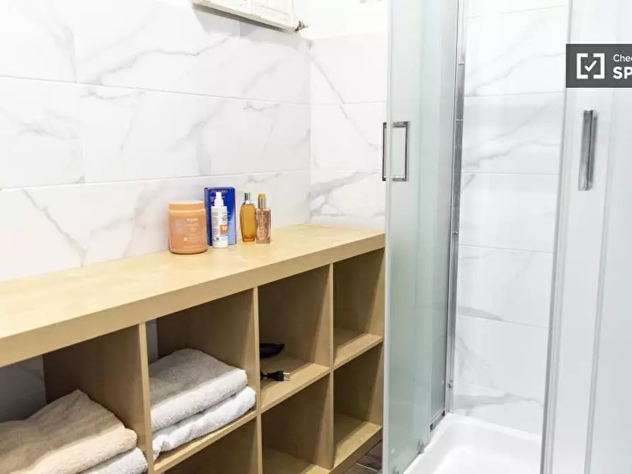 Immagine 16 di Camera condivisa in affitto  in Via Vetulonia a Roma