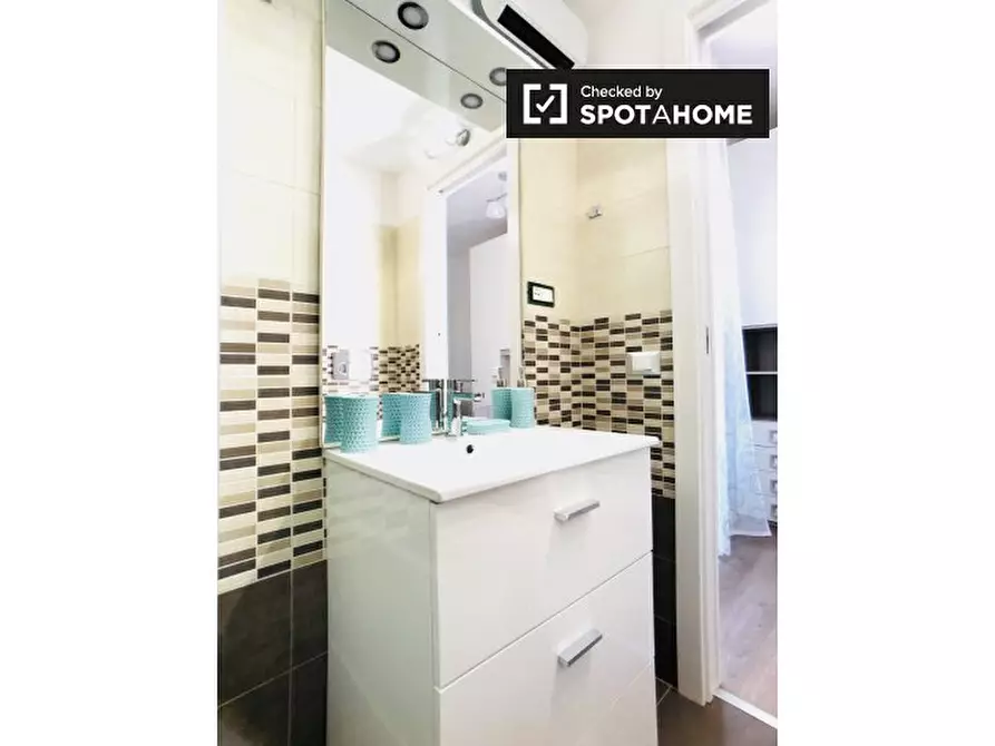 Immagine 19 di Camera condivisa in affitto  in Via Valdarno a Roma