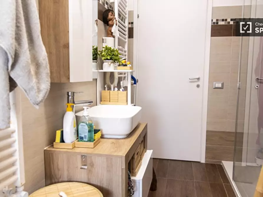 Immagine 15 di Camera condivisa in affitto  in Via Girolamo Benzoni a Roma