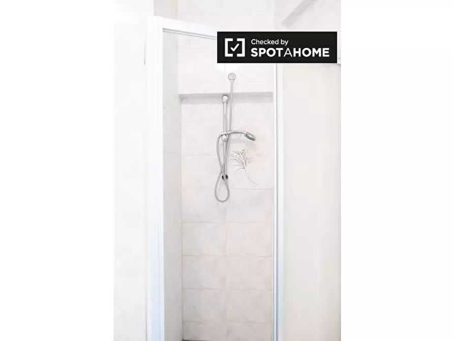 Immagine 10 di Camera condivisa in affitto  in Via Gregorio VII a Roma