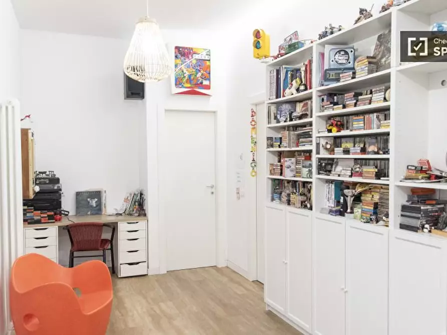 Immagine 3 di Camera condivisa in affitto  in Via Delle Azalee a Roma