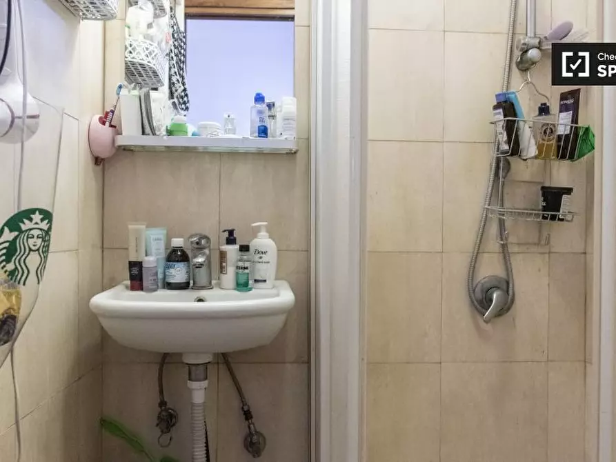 Immagine 9 di Camera condivisa in affitto  in Via Castelfidardo, 00185 Roma RM, Italy a Roma