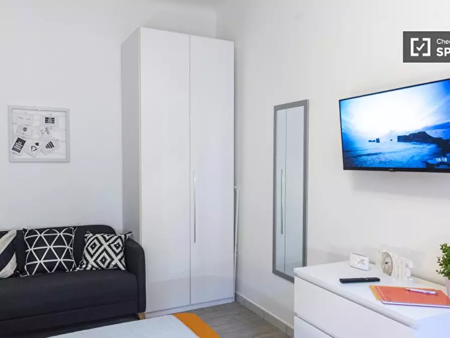 Immagine 4 di Camera condivisa in affitto  in Via in Selci a Roma