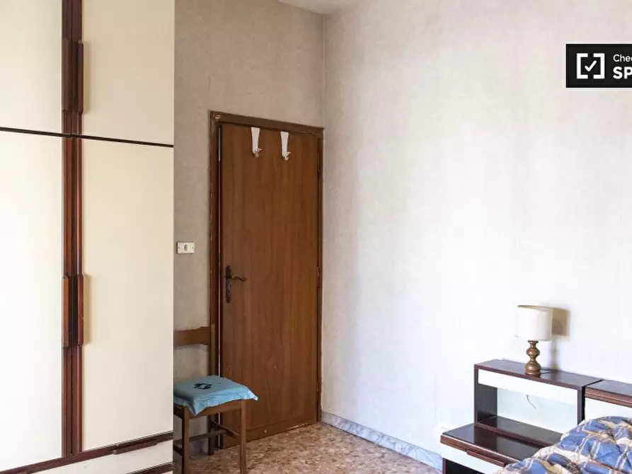 Immagine 2 di Camera condivisa in affitto  in Via di Val Tellina a Roma