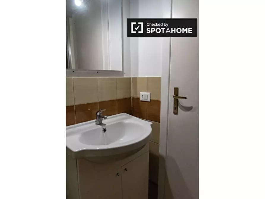 Immagine 8 di Camera condivisa in affitto  in Viale Regina Margherita a Roma