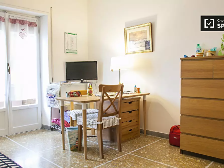 Immagine 3 di Camera condivisa in affitto  in Via Pietro Mengoli a Roma