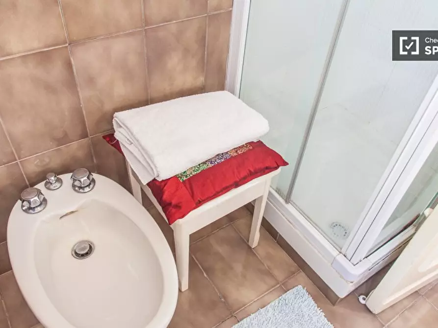 Immagine 11 di Camera condivisa in affitto  in Vicolo Casale Lumbroso a Roma