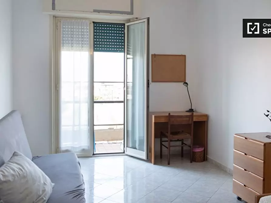 Immagine 2 di Camera condivisa in affitto  in Via Alfonso Borelli a Roma