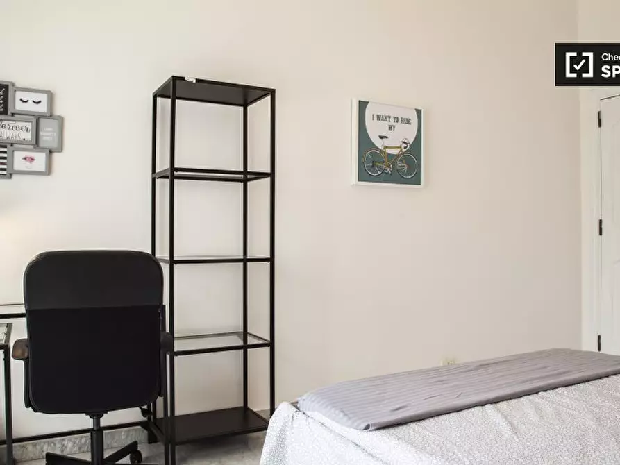 Immagine 4 di Camera condivisa in affitto  in Via Nemorense, 00198 Roma RM, Italy a Roma