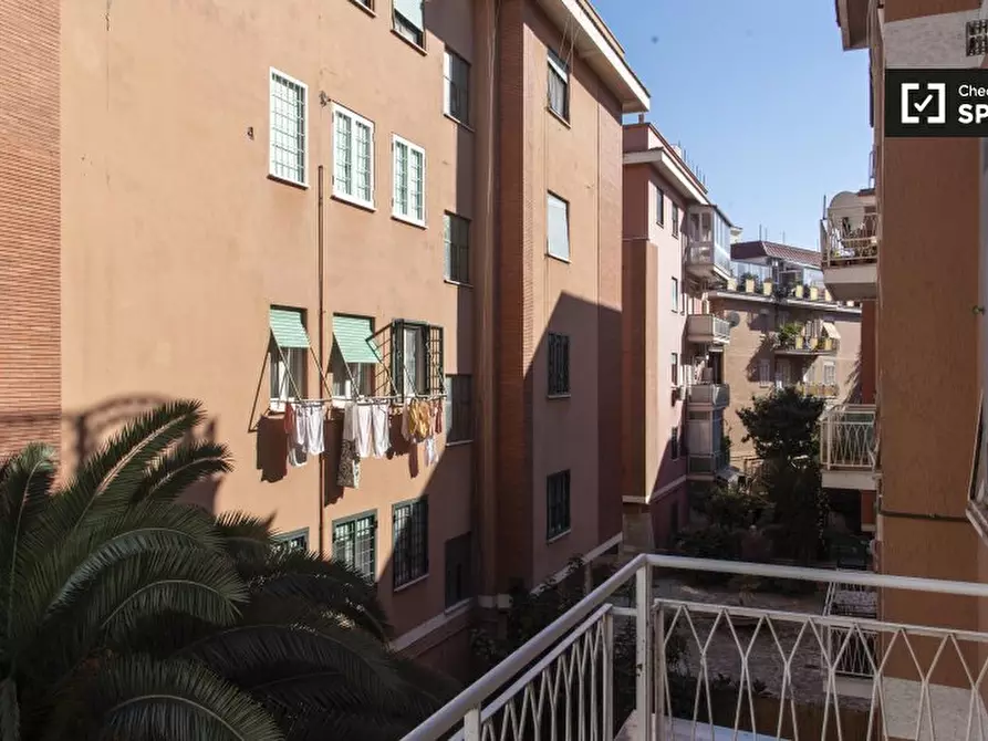 Immagine 6 di Camera condivisa in affitto  in Via di Val Tellina a Roma