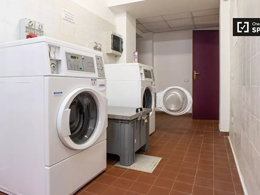 Immagine 17 di Camera condivisa in affitto  in Via Anton Giulio Barrili a Milano