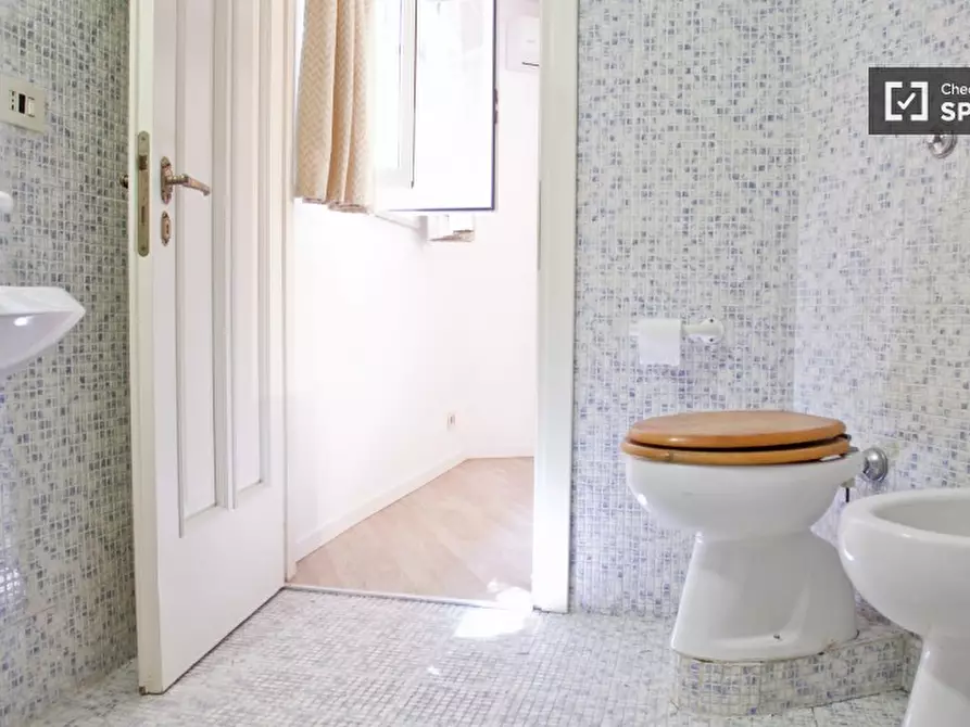 Immagine 5 di Camera condivisa in affitto  in Via dei Bonacolsi a Roma