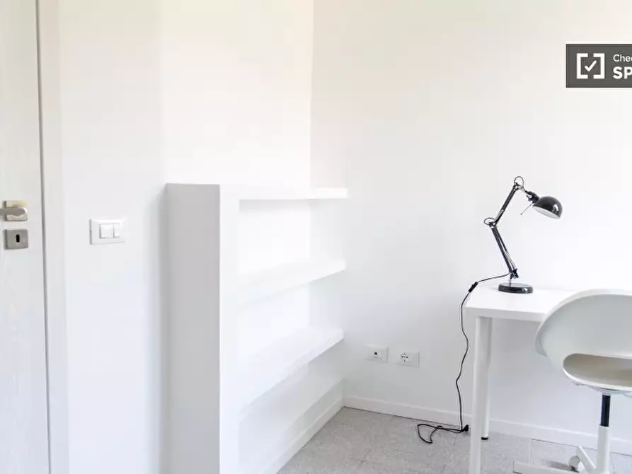 Immagine 2 di Camera condivisa in affitto  in Via Carlo Mirabello a Roma