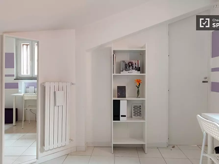 Immagine 2 di Camera condivisa in affitto  in Via Giambellino a Milano