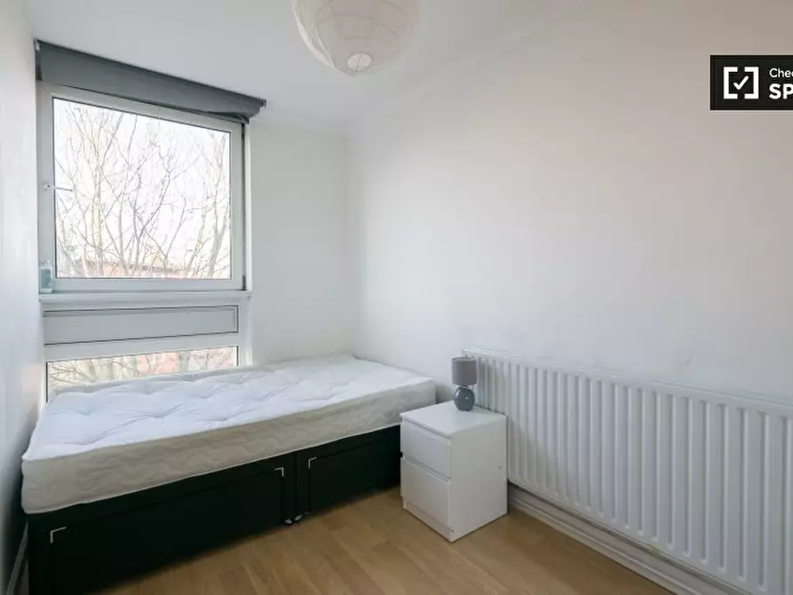 Immagine 1 di Camera condivisa in affitto  in St.Anns Rd, White City, London W11 4ST, UK a Kensington