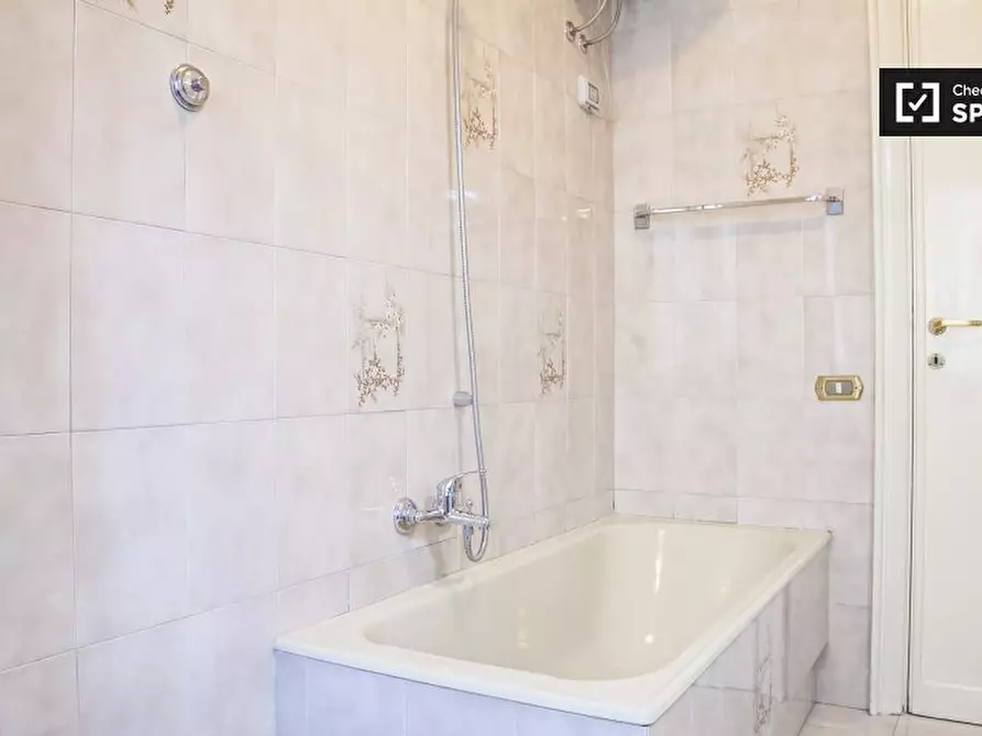 Immagine 11 di Camera condivisa in affitto  in Via Marcantonio Bragadin a Roma