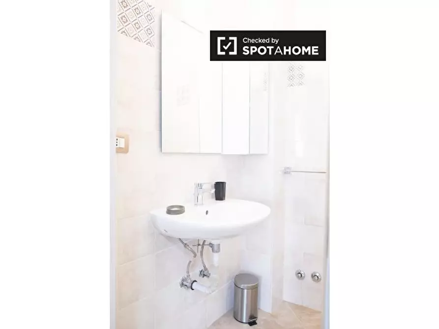 Immagine 7 di Camera condivisa in affitto  in Via Venzone a Roma