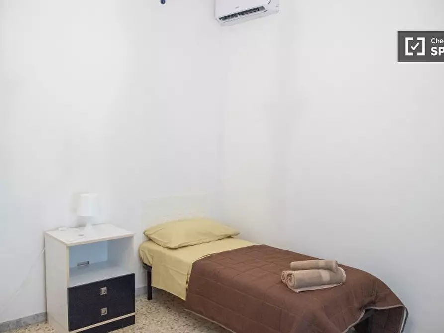 Immagine 4 di Camera condivisa in affitto  in Via Orbassano a Roma