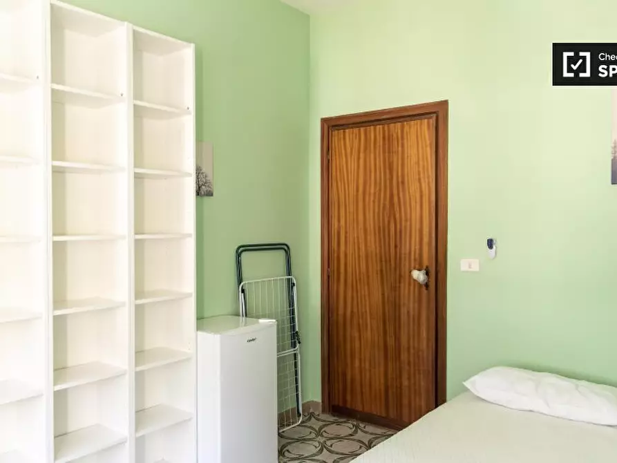 Immagine 3 di Camera condivisa in affitto  in Via Antonino Pio a Roma