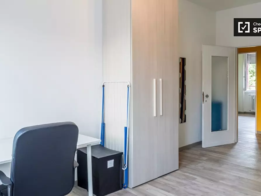 Immagine 4 di Camera condivisa in affitto  in Via Longarone a Milano