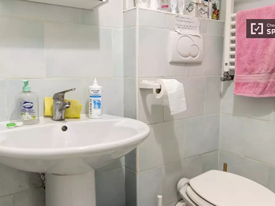 Immagine 9 di Camera condivisa in affitto  in Via Napoleone III a Roma