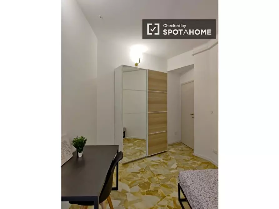 Immagine 2 di Camera condivisa in affitto  in Via Plinio a Milano