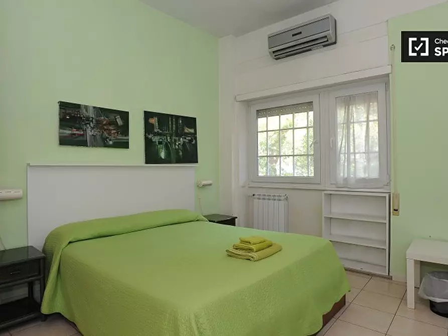 Immagine 2 di Camera condivisa in affitto  in Viale dell'Arte, 00144 Roma RM, Italy a Roma