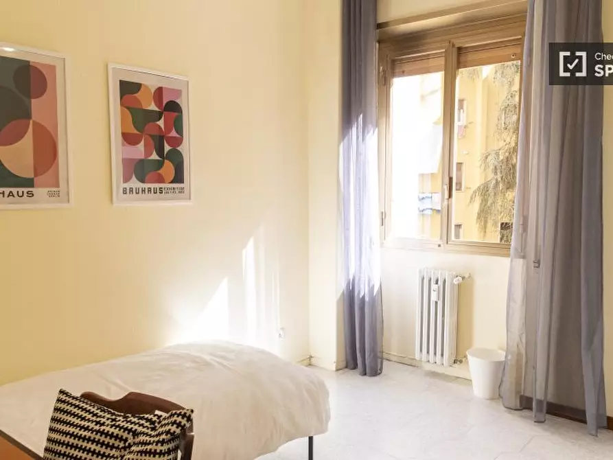 Immagine 2 di Camera condivisa in affitto  in Via Paola Falconieri a Roma