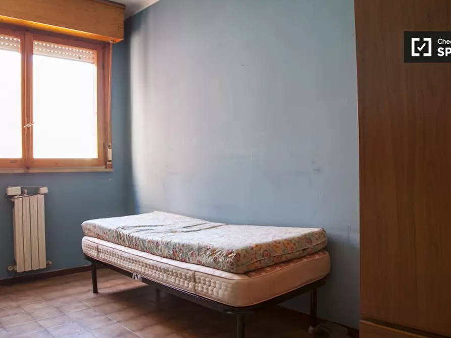 Immagine 3 di Camera condivisa in affitto  in Via dei Caldora a Roma