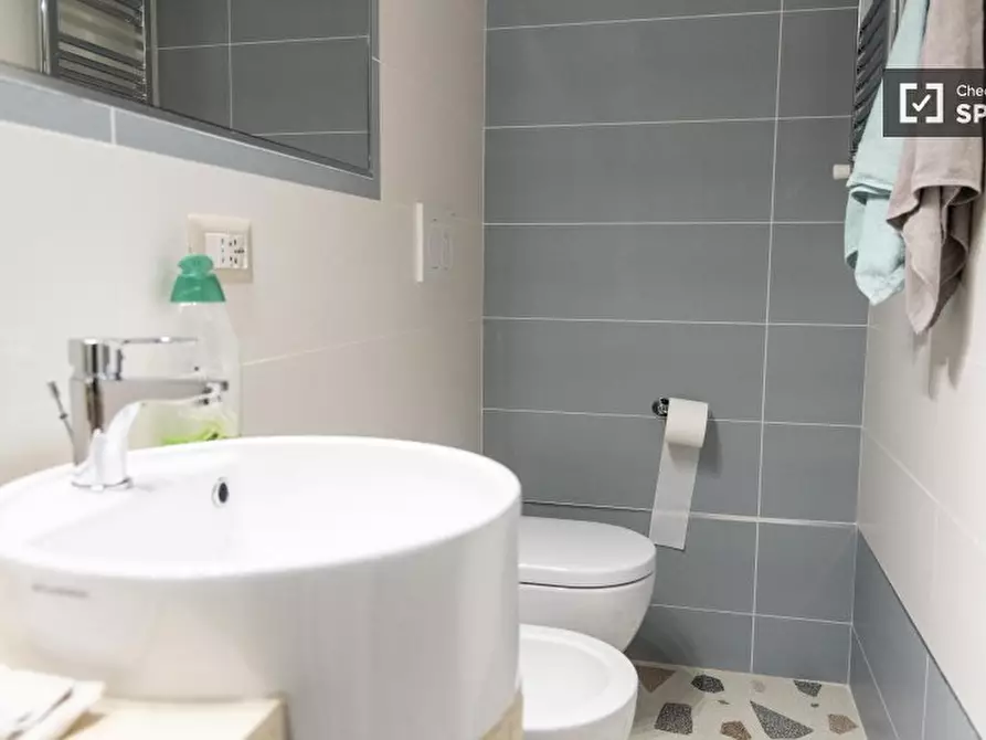 Immagine 6 di Camera condivisa in affitto  in Via Francesco Caracciolo a Roma