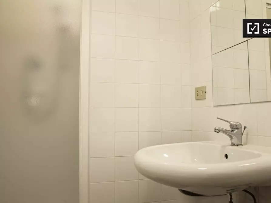 Immagine 13 di Camera condivisa in affitto  in Largo Magnagrecia a Roma