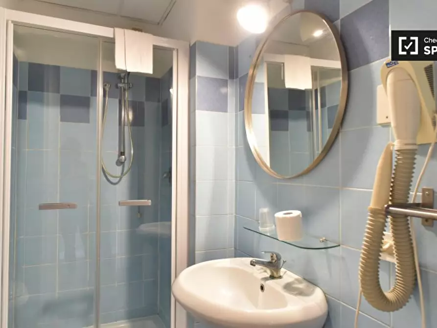 Immagine 6 di Camera condivisa in affitto  in Viale Opita Oppio, 00174 Roma RM, Italy a Roma