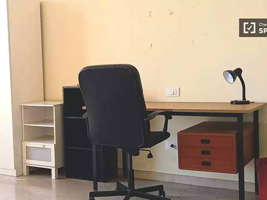 Immagine 2 di Camera condivisa in affitto  in Piazza Vittorio Emanuele II, 00185 Roma RM, Italy a Roma