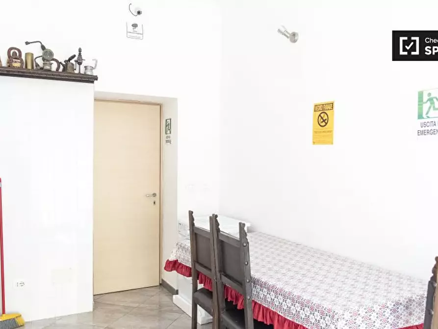 Immagine 11 di Camera condivisa in affitto  in Via Napoleone III a Roma