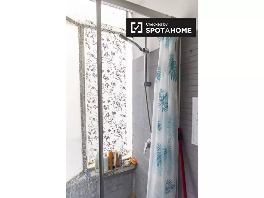 Immagine 10 di Camera condivisa in affitto  in Via Camilla a Roma