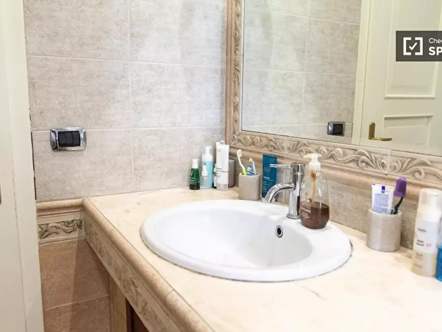 Immagine 18 di Camera condivisa in affitto  in Via Canzone del Piave a Roma