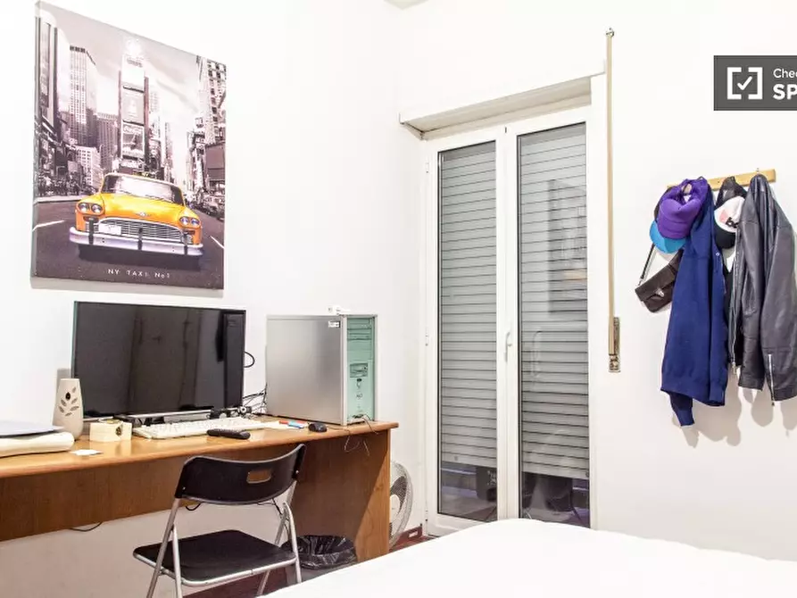 Immagine 2 di Camera condivisa in affitto  in Via Francesco Grimaldi a Roma