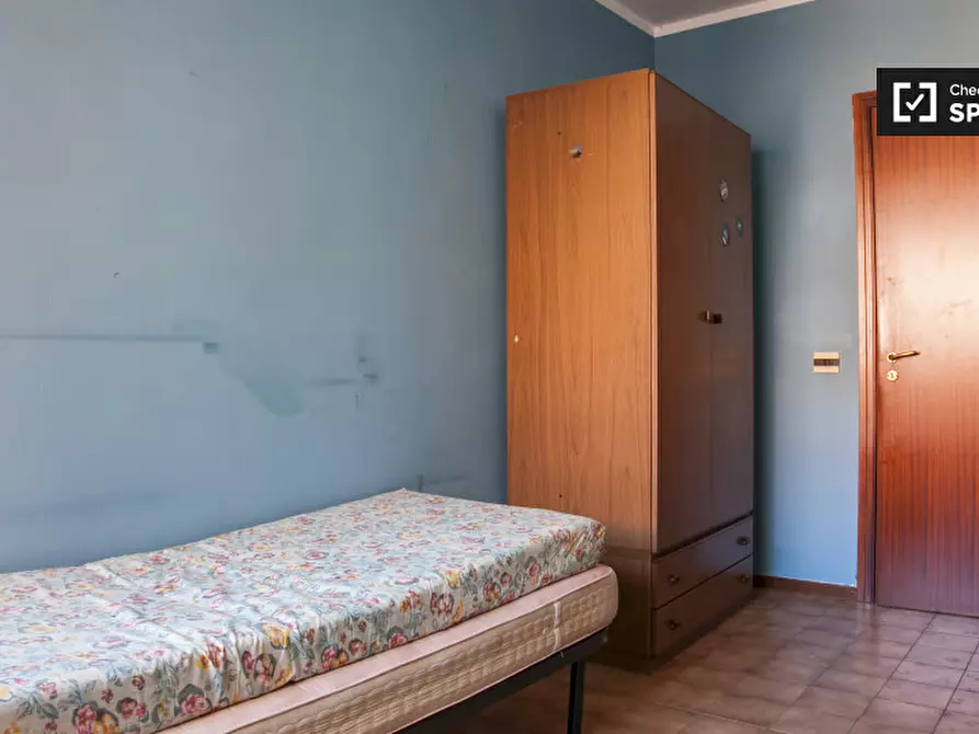 Immagine 4 di Camera condivisa in affitto  in Via dei Caldora a Roma