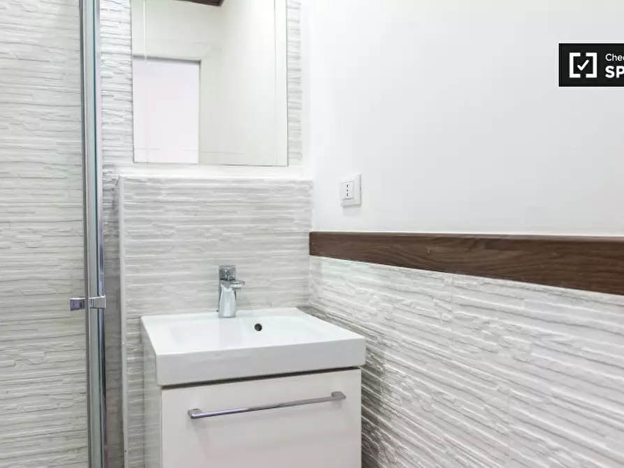 Immagine 3 di Camera condivisa in affitto  in Via Francesco Grimaldi a Roma