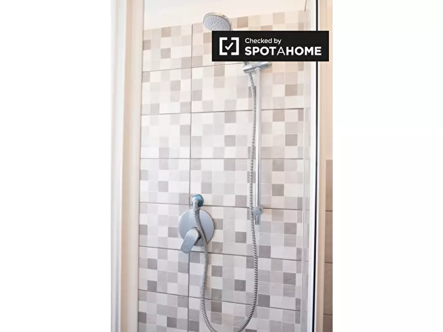 Immagine 9 di Camera condivisa in affitto  in Via Salvatore Pincherle a Roma