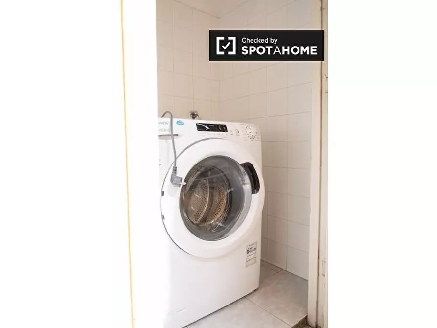 Immagine 11 di Camera condivisa in affitto  in Via Alfonso Borelli a Roma