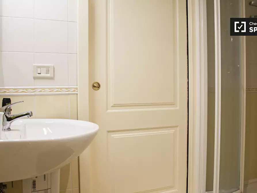 Immagine 7 di Camera condivisa in affitto  in Via Piediluco a Roma