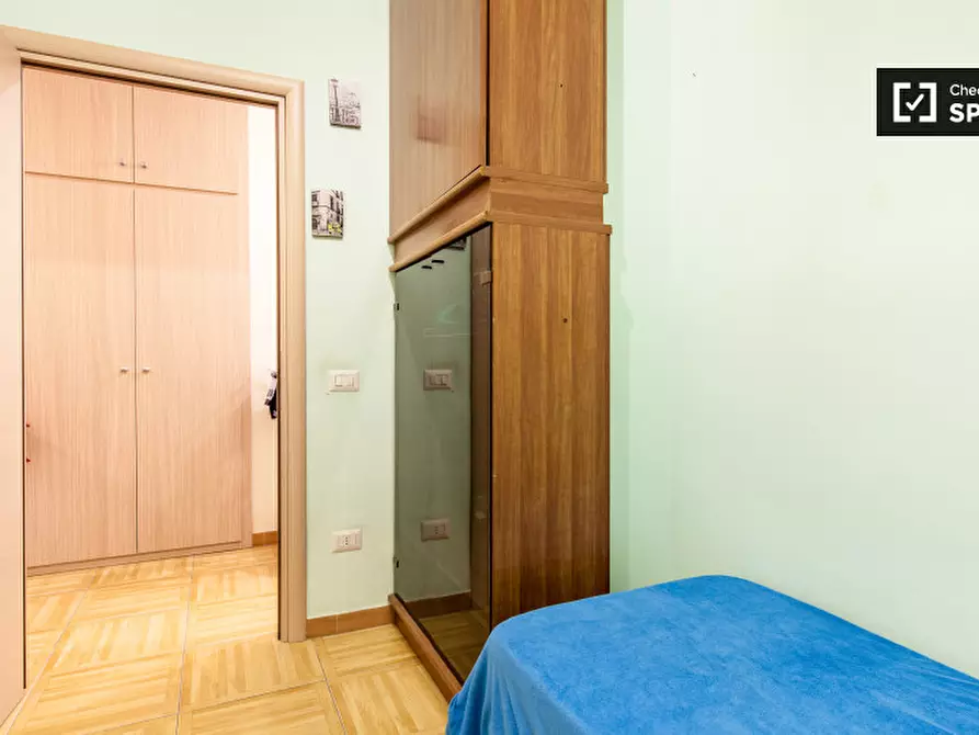 Immagine 11 di Camera condivisa in affitto  in Via di acqua bullicante a Roma